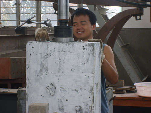 液体承重式桥墩结构