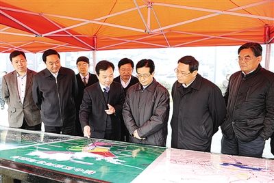 图为浙江省委书记赵洪祝(右三)在青山湖科技城调研。 图为浙江省委书记赵洪祝(右三)在青山湖科技城调研。