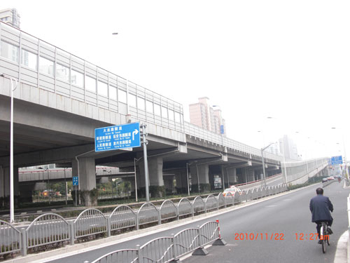 城市高架桥梁整体同步顶升技术及安全保障技术研究与应用